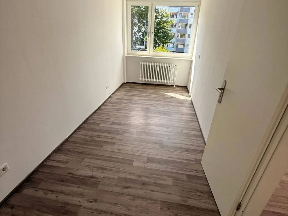 Großzügige renovierte 2 Zimmer Whg. ca. 49m² mit Balkon zentraler Lage in Nürnberg, Provisionsfrei