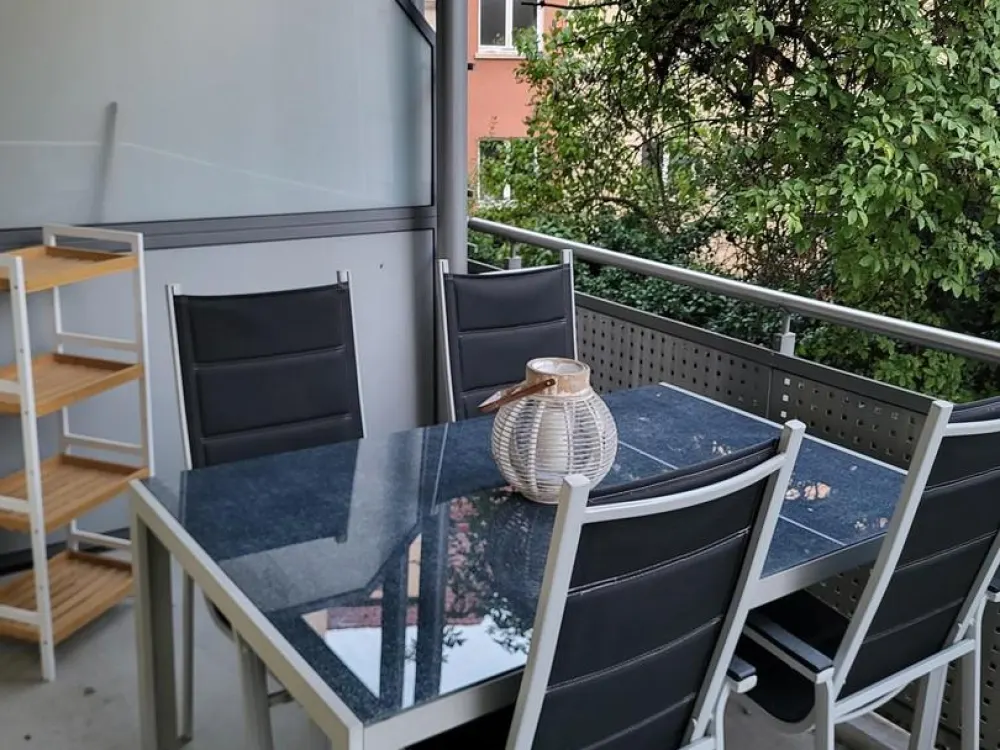 Vollmöblierte 2,5 ZW mit Balkon und Einbauküche in S-West