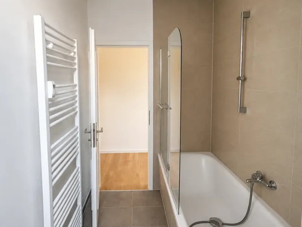 Bright 3-Room Apartment with Built-in Kitchen and Bathroom with Underfloor Heating Including Parking Space
