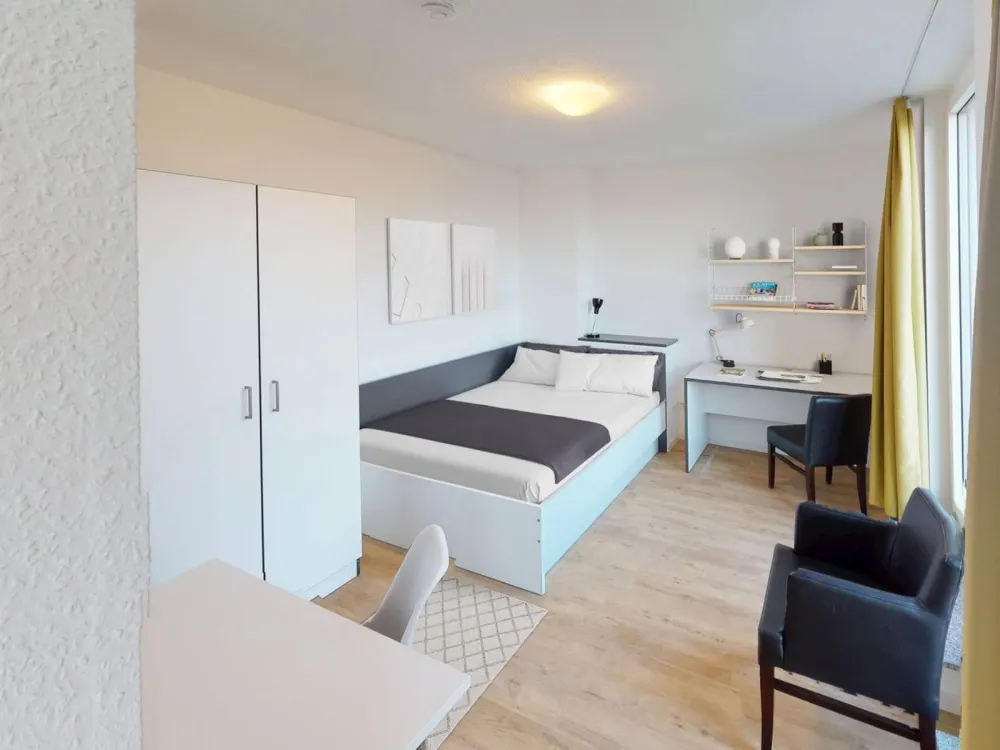 ** Möbliertes 2-Zimmer-Apartment mit EINBAUKÜCHE, französichen BALKON und gemeinschaftlicher DACHTERRASSE **