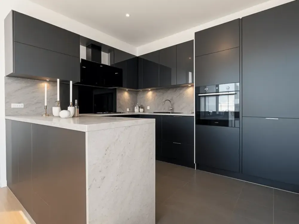 Wunderschöne, vollmöblierte Penthouse-Wohnung mit Einbauküche und großem TG- UND Außenstellplatz