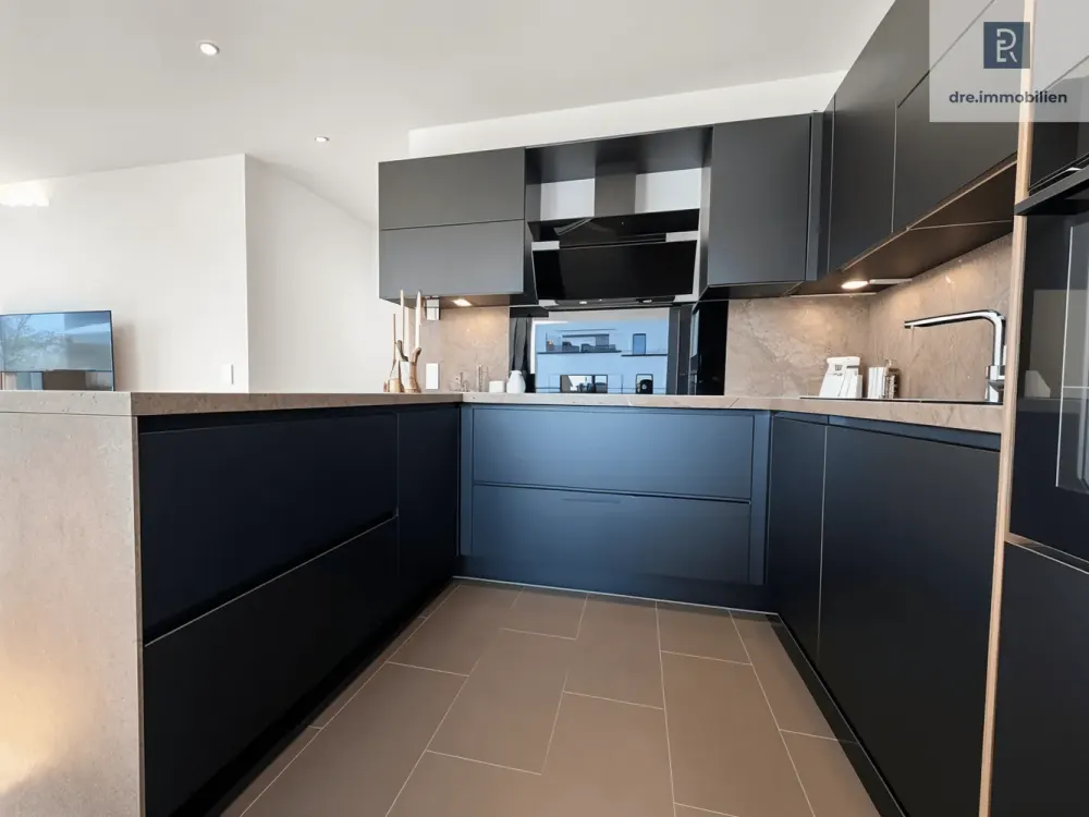 Wunderschöne, vollmöblierte Penthouse-Wohnung mit Einbauküche und großem TG- UND Außenstellplatz