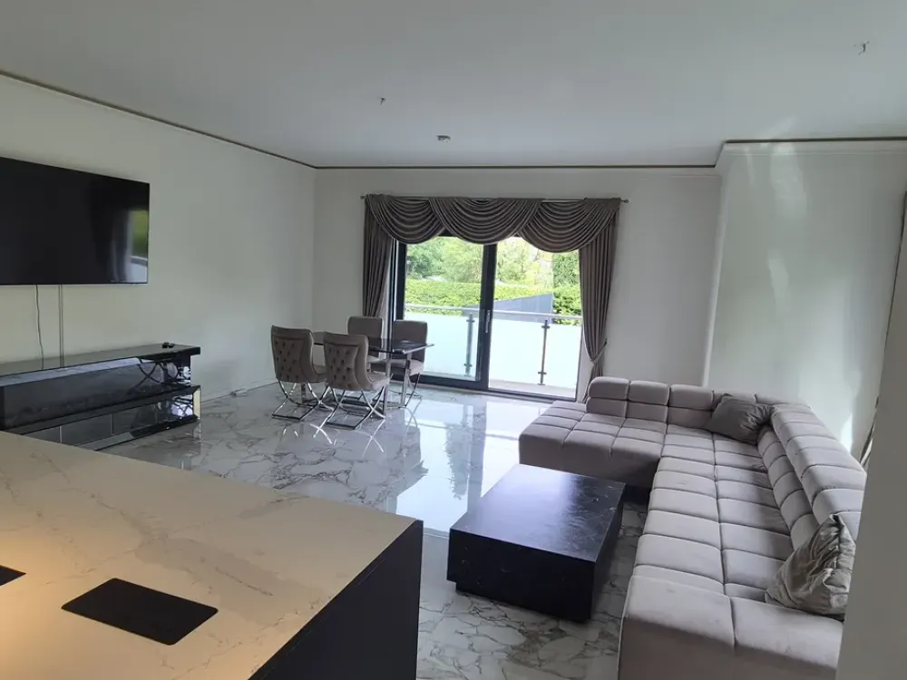 Großzügige möblierte 4-Zimmer-Wohnung mit ca. 400 m² Privatgarten, EG & Souterrain