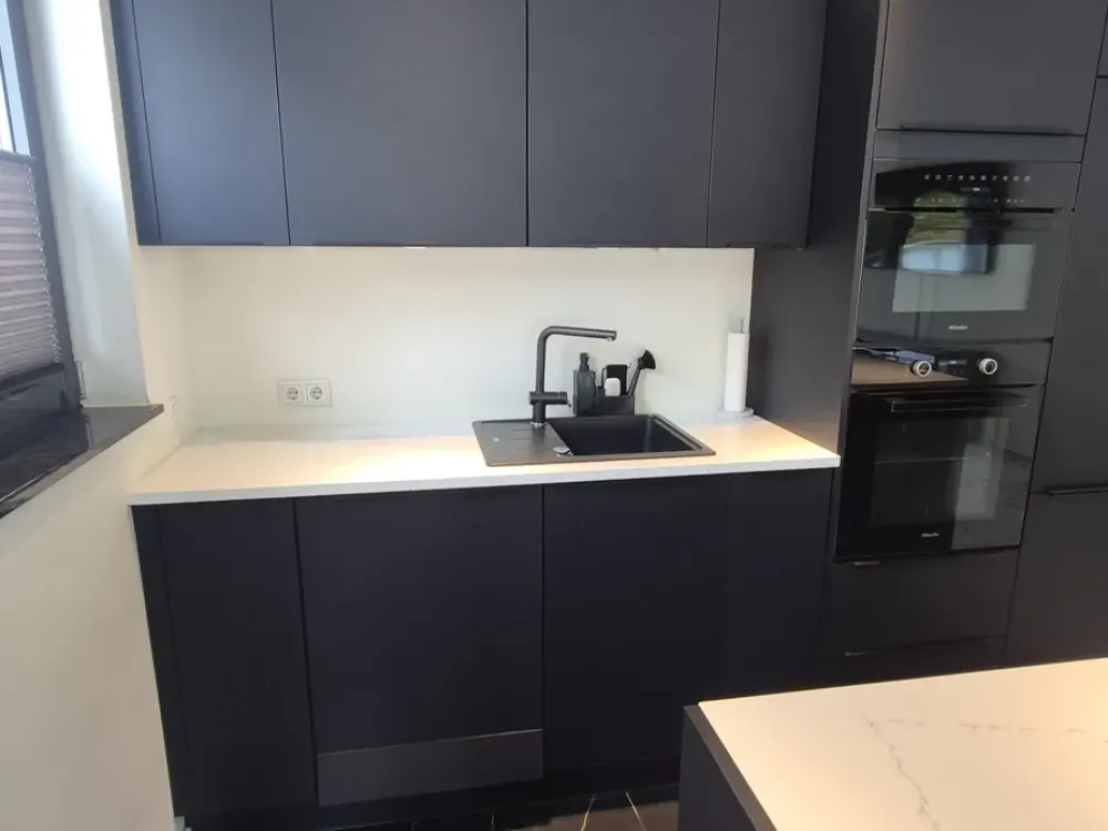 Großzügige möblierte 4-Zimmer-Wohnung mit ca. 400 m² Privatgarten, EG & Souterrain