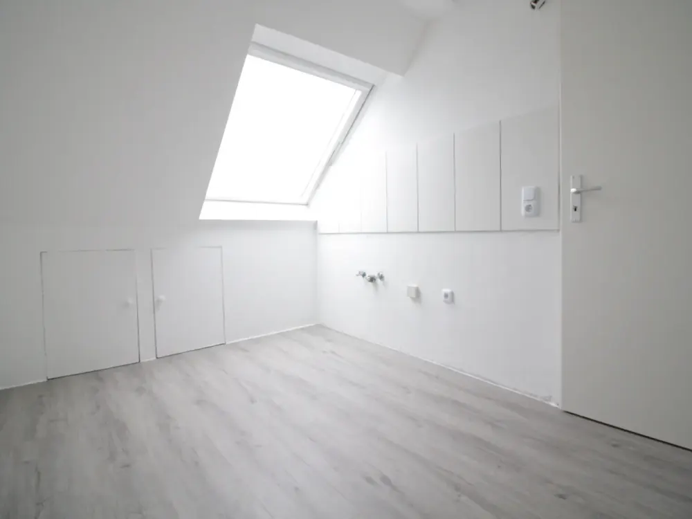 Attractive 2-Room Apartment with Daylight Bathroom