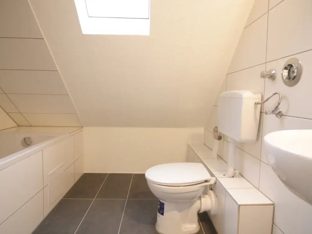 Attractive 2-Room Apartment with Daylight Bathroom