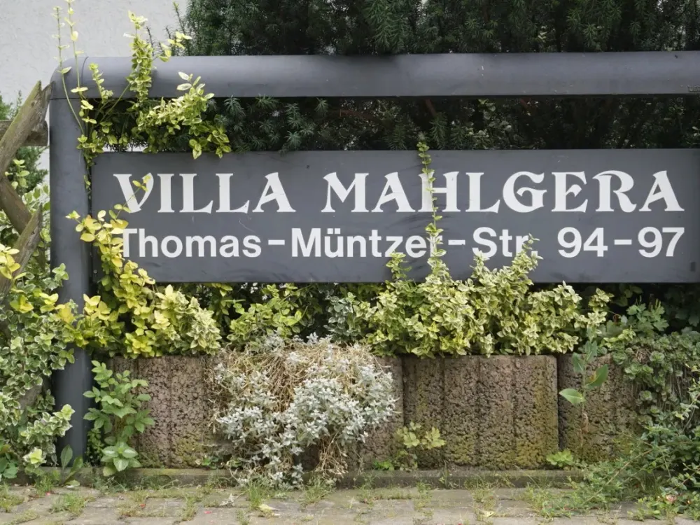 IDEAL FÜR PENDLER UND WOCHENENDHEIMFAHRER (1 Zimmer-DG-Wohnung mit Balkon und Stellplatz)
