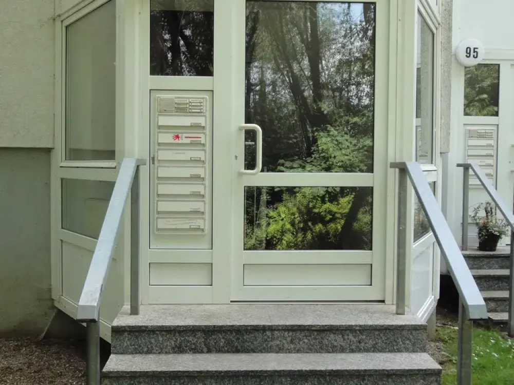 IDEAL FÜR PENDLER UND WOCHENENDHEIMFAHRER (1 Zimmer-DG-Wohnung mit Balkon und Stellplatz)