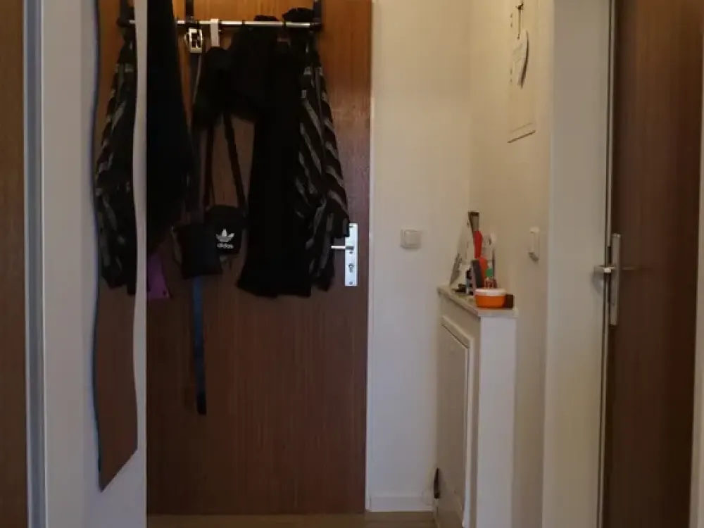IDEAL FÜR PENDLER UND WOCHENENDHEIMFAHRER (1 Zimmer-DG-Wohnung mit Balkon und Stellplatz)