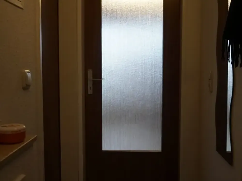 IDEAL FÜR PENDLER UND WOCHENENDHEIMFAHRER (1 Zimmer-DG-Wohnung mit Balkon und Stellplatz)