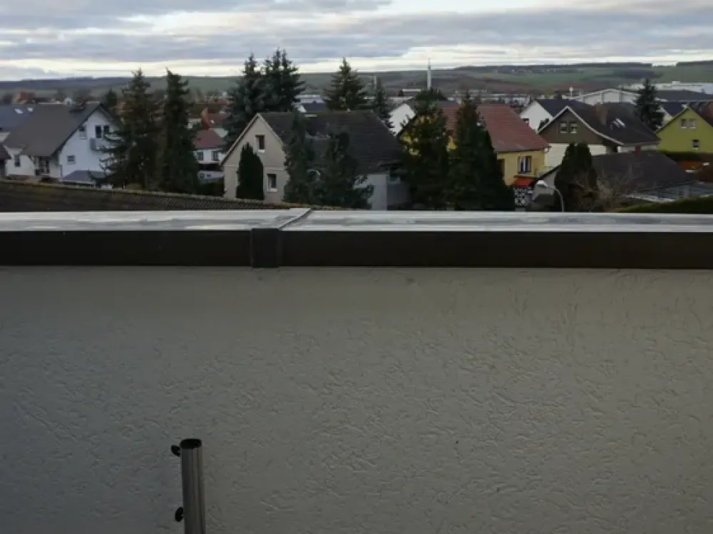 IDEAL FÜR PENDLER UND WOCHENENDHEIMFAHRER (1 Zimmer-DG-Wohnung mit Balkon und Stellplatz)