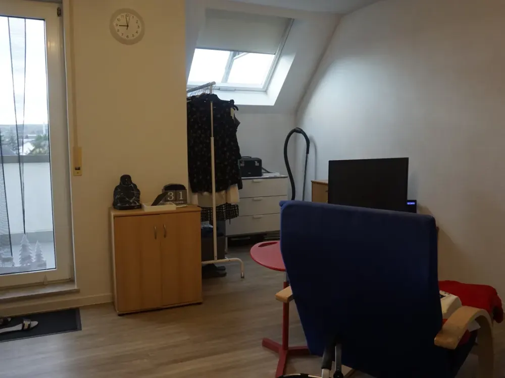 IDEAL FÜR PENDLER UND WOCHENENDHEIMFAHRER (1 Zimmer-DG-Wohnung mit Balkon und Stellplatz)
