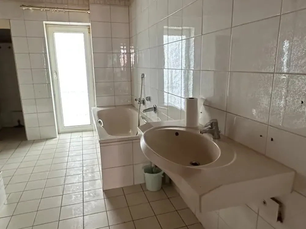 Beautiful 2 Room Kitchen Bathroom Apartment