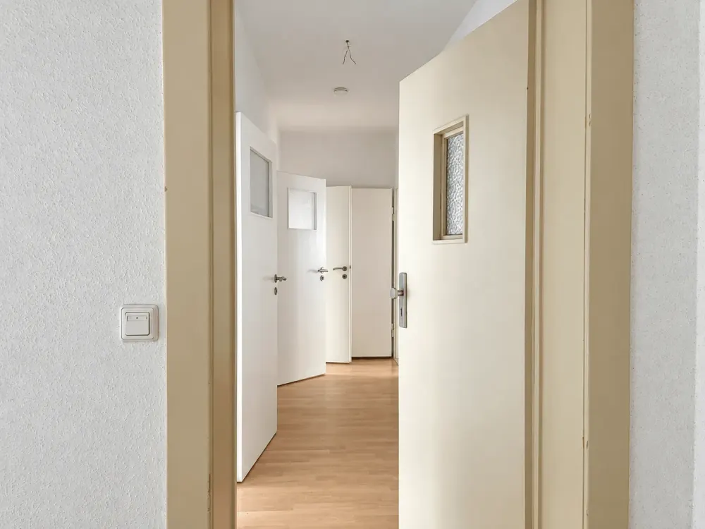 Ruhiges Wohnen mit Wohlfühlcharakter: Gepflegte 2-Raum-Wohnung mit Tageslichtbad und separater Küche