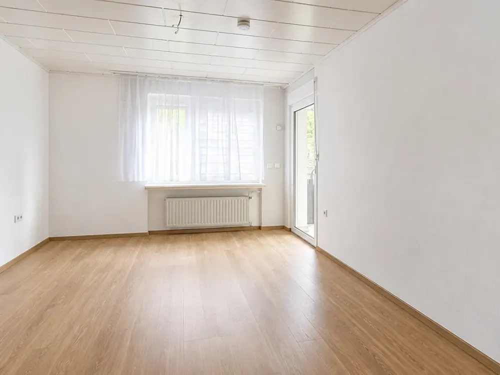 Completely Renovated 3-Room Apartment with Balcony, Awning, High-Quality Cork Flooring, Built-in Kitchen & Garage