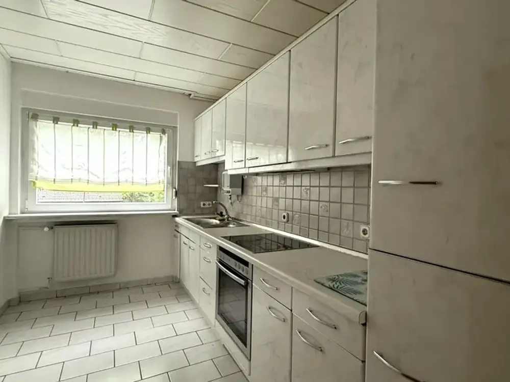 Completely Renovated 3-Room Apartment with Balcony, Awning, High-Quality Cork Flooring, Built-in Kitchen & Garage