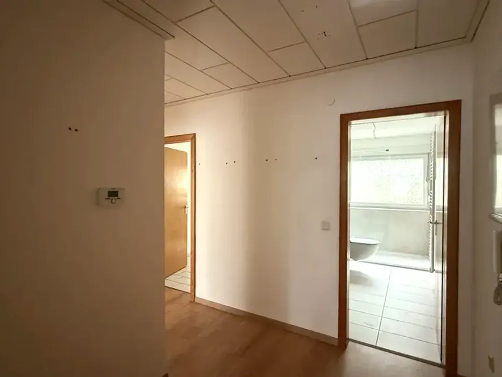 Completely Renovated 3-Room Apartment with Balcony, Awning, High-Quality Cork Flooring, Built-in Kitchen & Garage