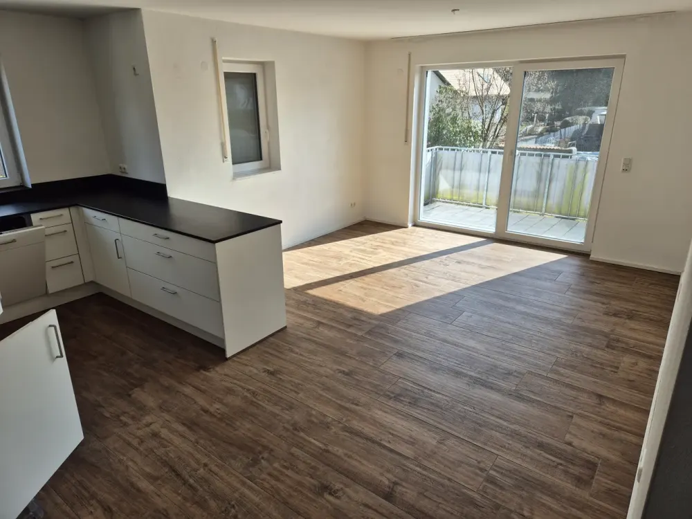 !Befristet vorerst bis 06/2027! Neuwertige 3-Zimmer-Wohnung mit EBK, Balkon und Garage