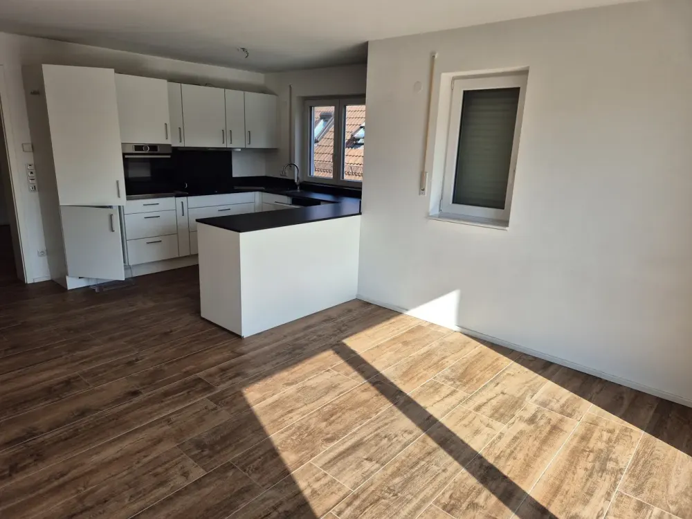 !Befristet vorerst bis 06/2027! Neuwertige 3-Zimmer-Wohnung mit EBK, Balkon und Garage