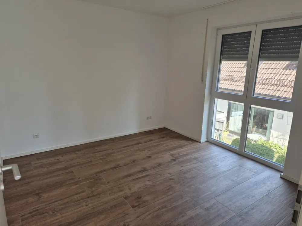 !Befristet vorerst bis 06/2027! Neuwertige 3-Zimmer-Wohnung mit EBK, Balkon und Garage