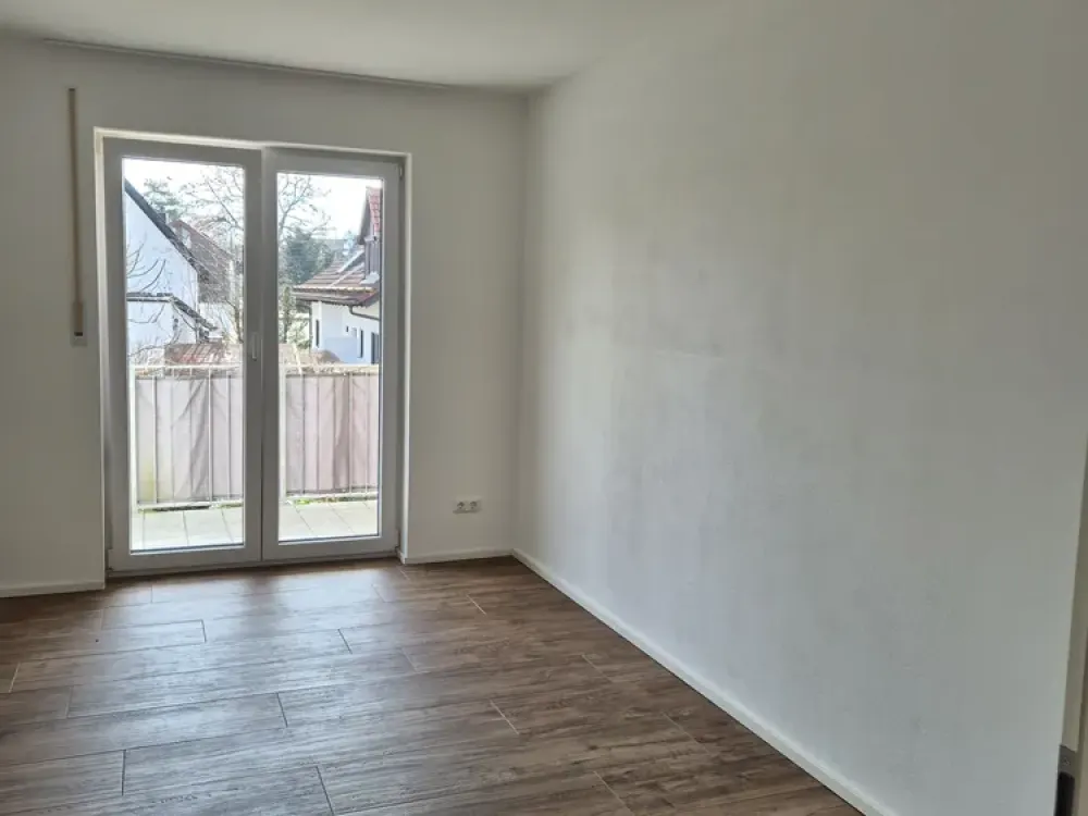 !Befristet vorerst bis 06/2027! Neuwertige 3-Zimmer-Wohnung mit EBK, Balkon und Garage