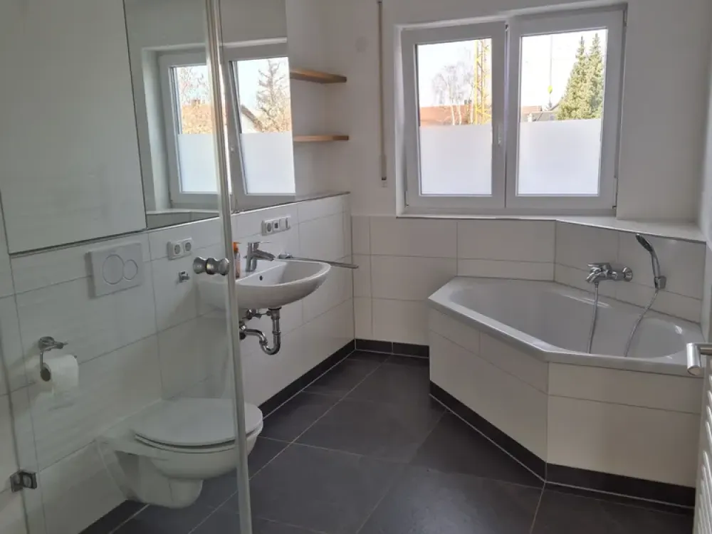!Befristet vorerst bis 06/2027! Neuwertige 3-Zimmer-Wohnung mit EBK, Balkon und Garage