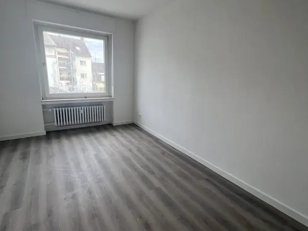 First Occupancy After Renovation | Modern Shared Apartment Room | New Fitted Kitchen | Central Location Paderborn