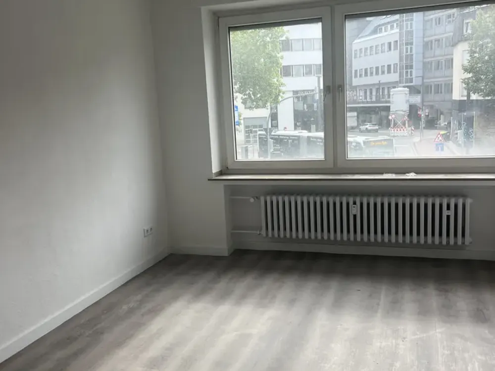 First Occupancy After Renovation | Modern Shared Apartment Room | New Fitted Kitchen | Central Location Paderborn