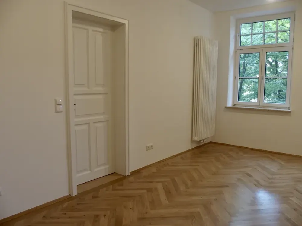 Wohnen am Park! Denkmalg. Stuck-Altbau: Sehr ruhige, gut geschnittene Loft-artige 2-Zi. Altbauwhg