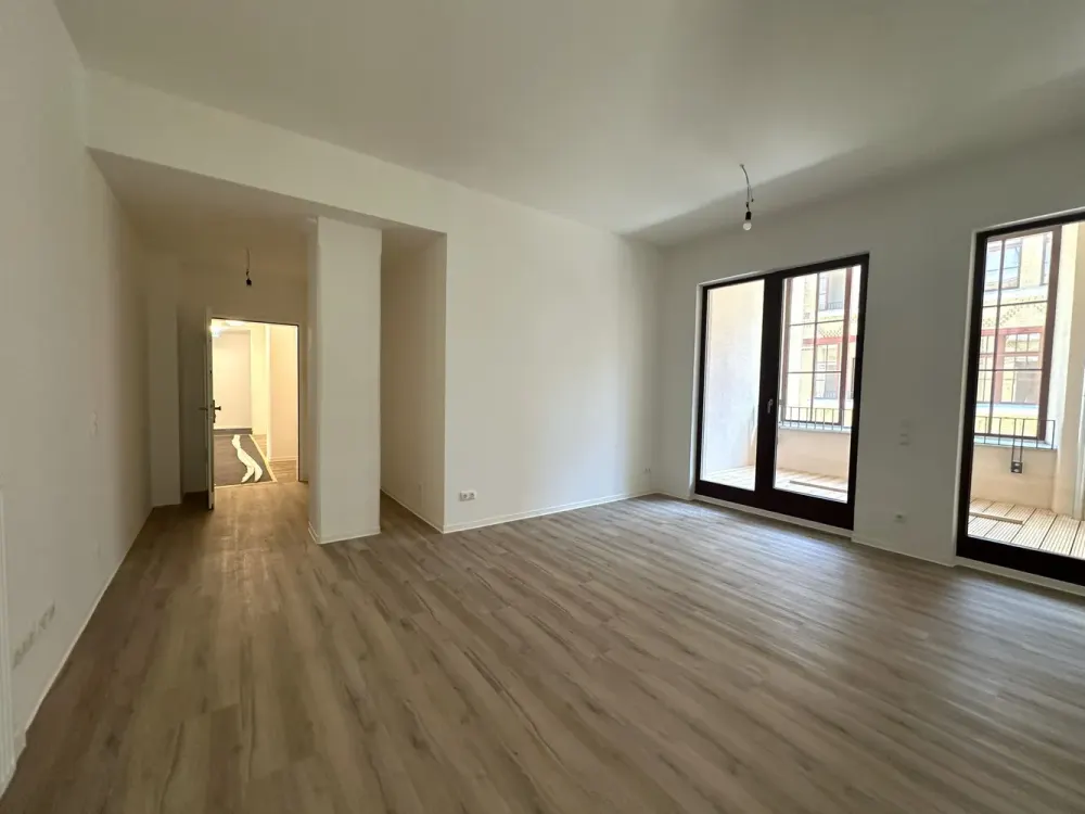 Zentral & stilvoll, 3-Zimmer-Wohnung mit Loggia im sanierten Altbau | Optional mit EBK