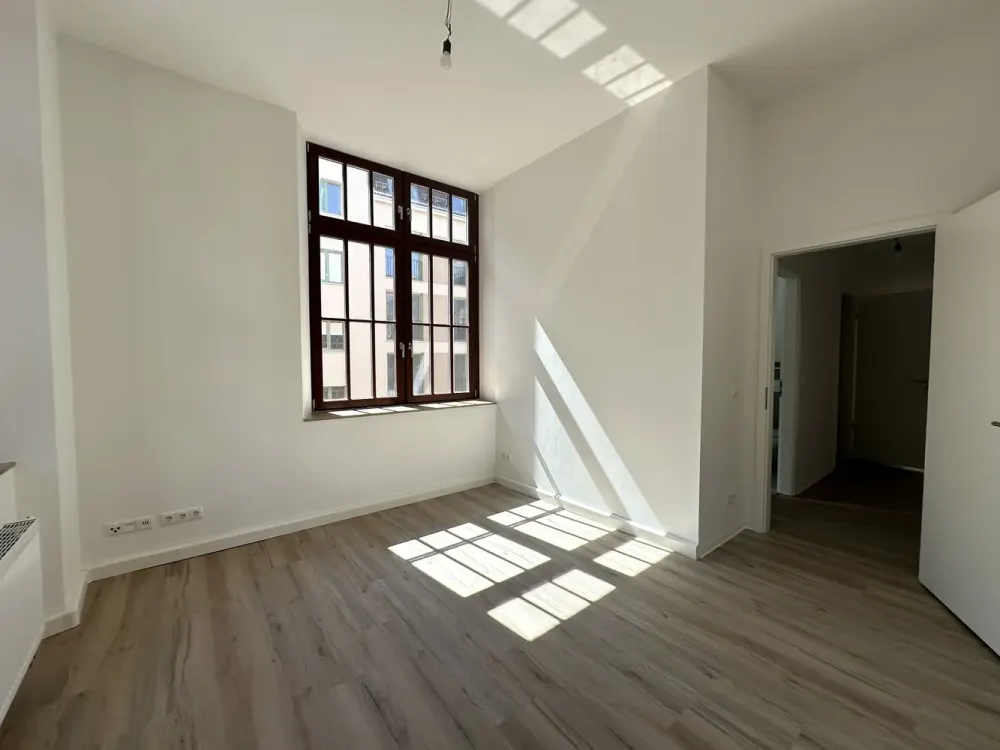 Zentral & stilvoll, 3-Zimmer-Wohnung mit Loggia im sanierten Altbau | Optional mit EBK