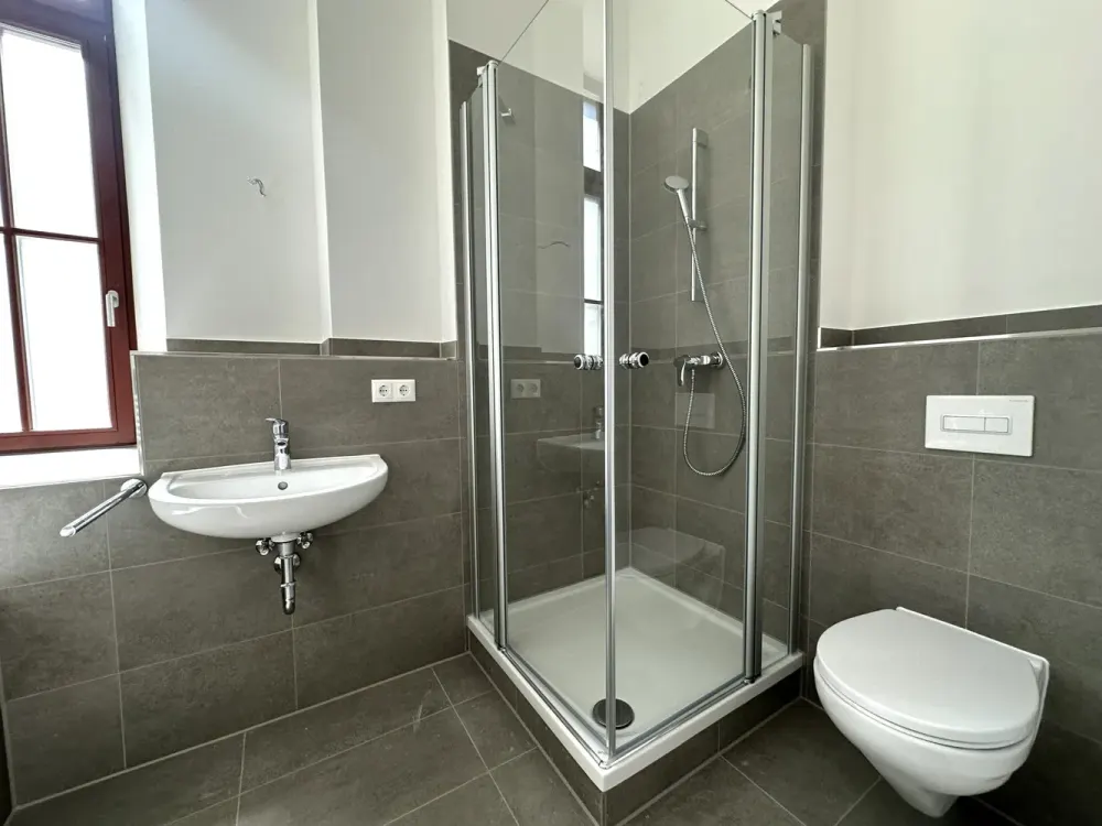 Zentral & stilvoll, 3-Zimmer-Wohnung mit Loggia im sanierten Altbau | Optional mit EBK