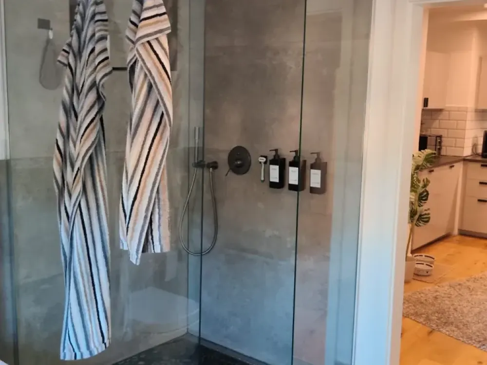 Stadtgarten - Exklusive 2-Zi-KB, Fußbodenh., freist. Badewanne&Regendusche, Klimaanlage, Gegenspr.