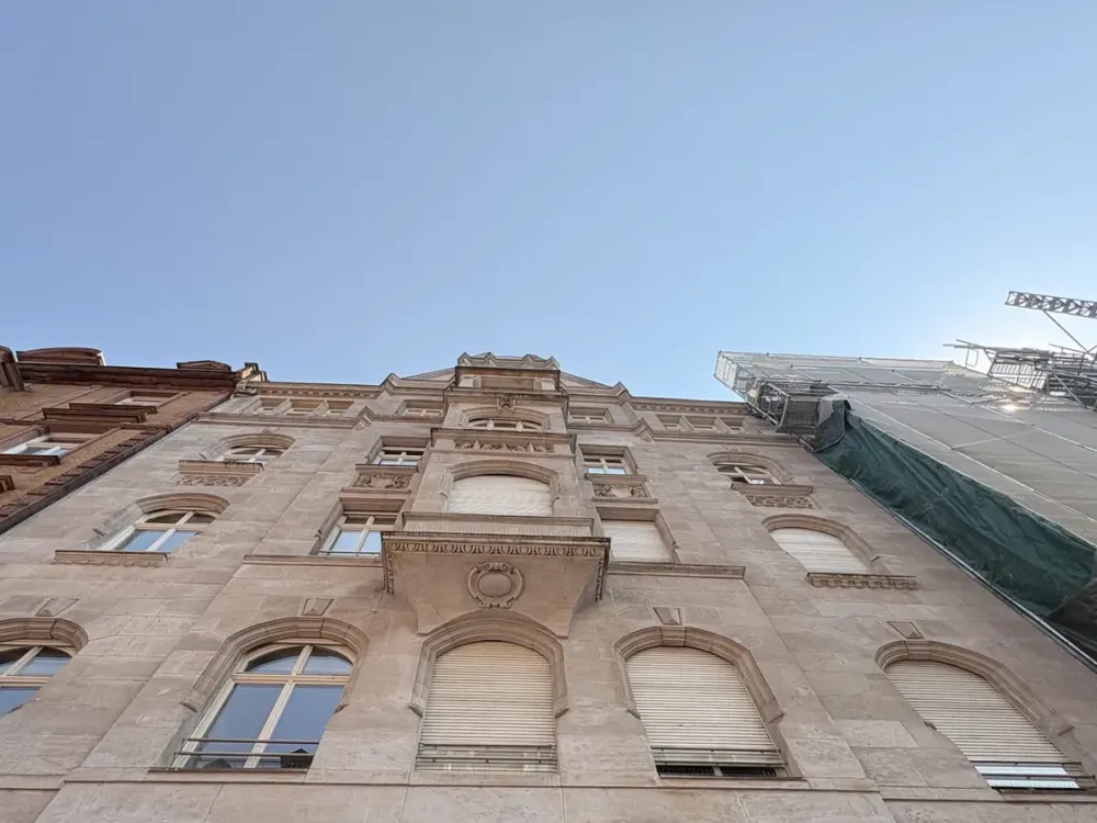Stilvolle Altbauwohnung mit großem Balkon im Herzen Frankfurts, großzügig, hell und ruhig