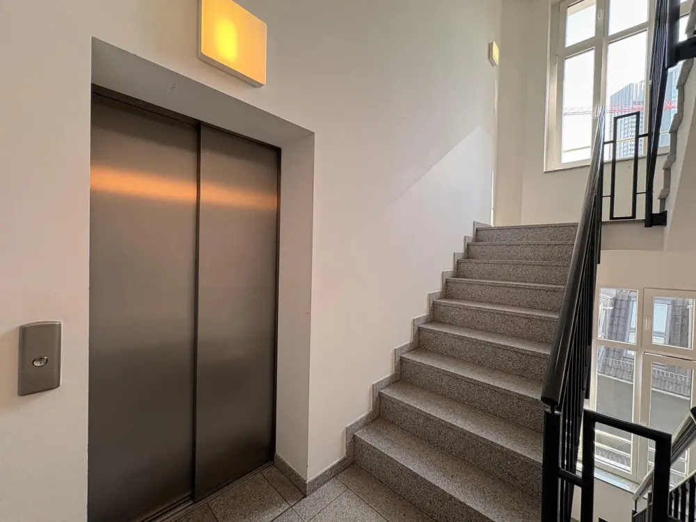 Stilvolle Altbauwohnung mit großem Balkon im Herzen Frankfurts, großzügig, hell und ruhig