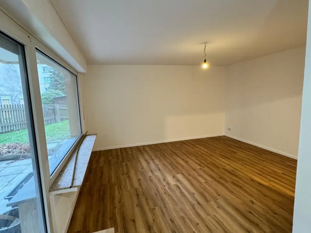 Kernsaniertes 1-Zimmer-Apartment mit Terrasse & Stellplatz