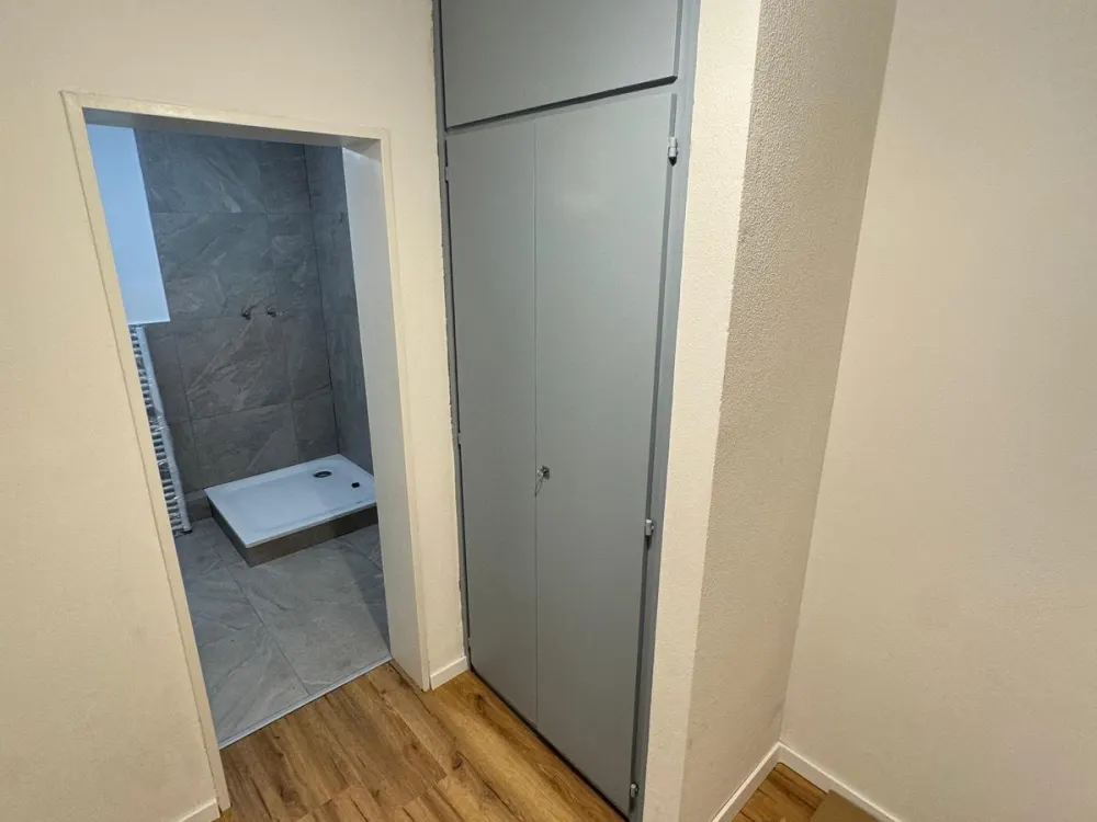 Kernsaniertes 1-Zimmer-Apartment mit Terrasse & Stellplatz