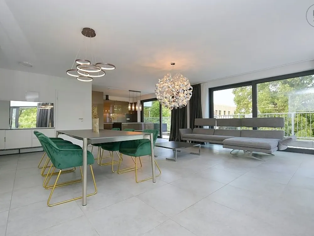Exclusive Penthouse Apartment, Modernly Furnished with Parking Space in Stuttgart Giebel