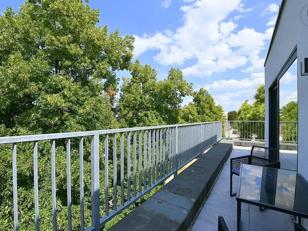Exclusive Penthouse Apartment, Modernly Furnished with Parking Space in Stuttgart Giebel