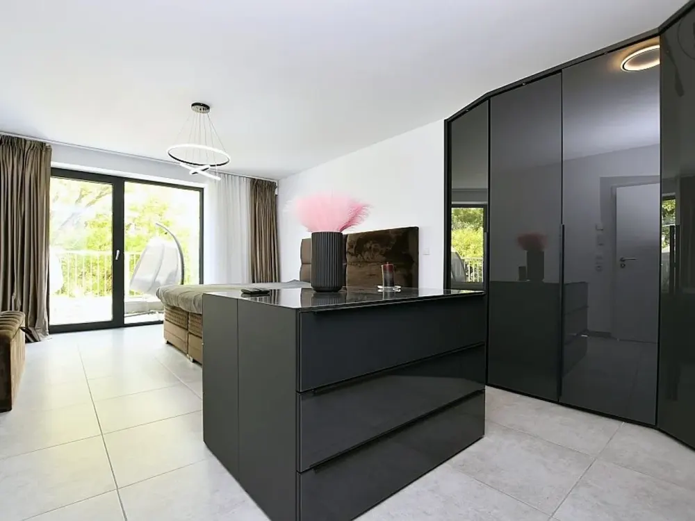 Exclusive Penthouse Apartment, Modernly Furnished with Parking Space in Stuttgart Giebel