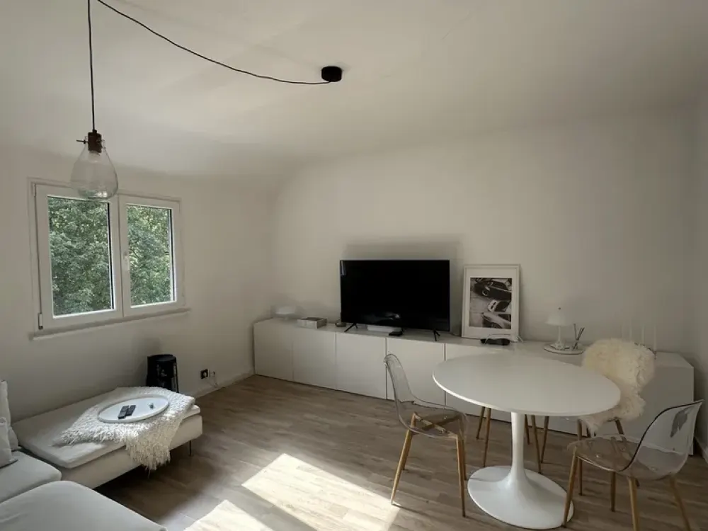 Möblierte 2-Zimmer-Wohnung mit Balkon direkt an der Seilbahn