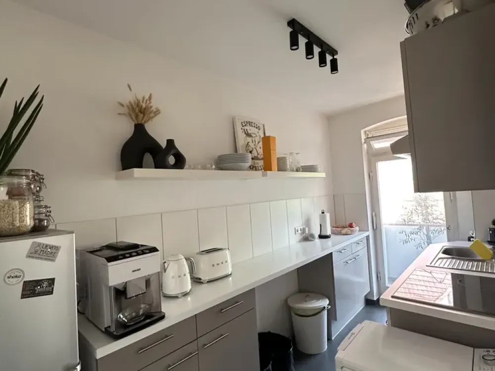 Möblierte 2-Zimmer-Wohnung mit Balkon direkt an der Seilbahn