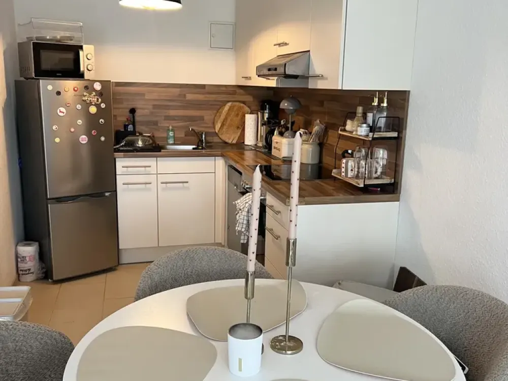 2-Zimmer-Wohnung mit überdachtem Balkon zur Untermiete in sehr ruhiger Straße.