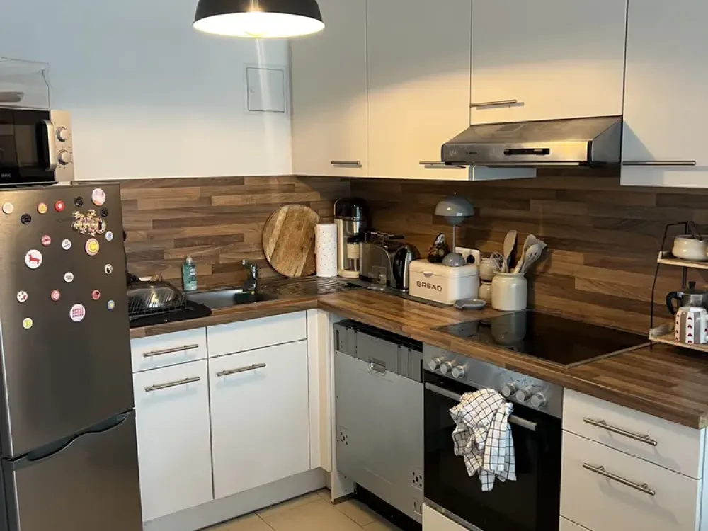 2-Zimmer-Wohnung mit überdachtem Balkon zur Untermiete in sehr ruhiger Straße.