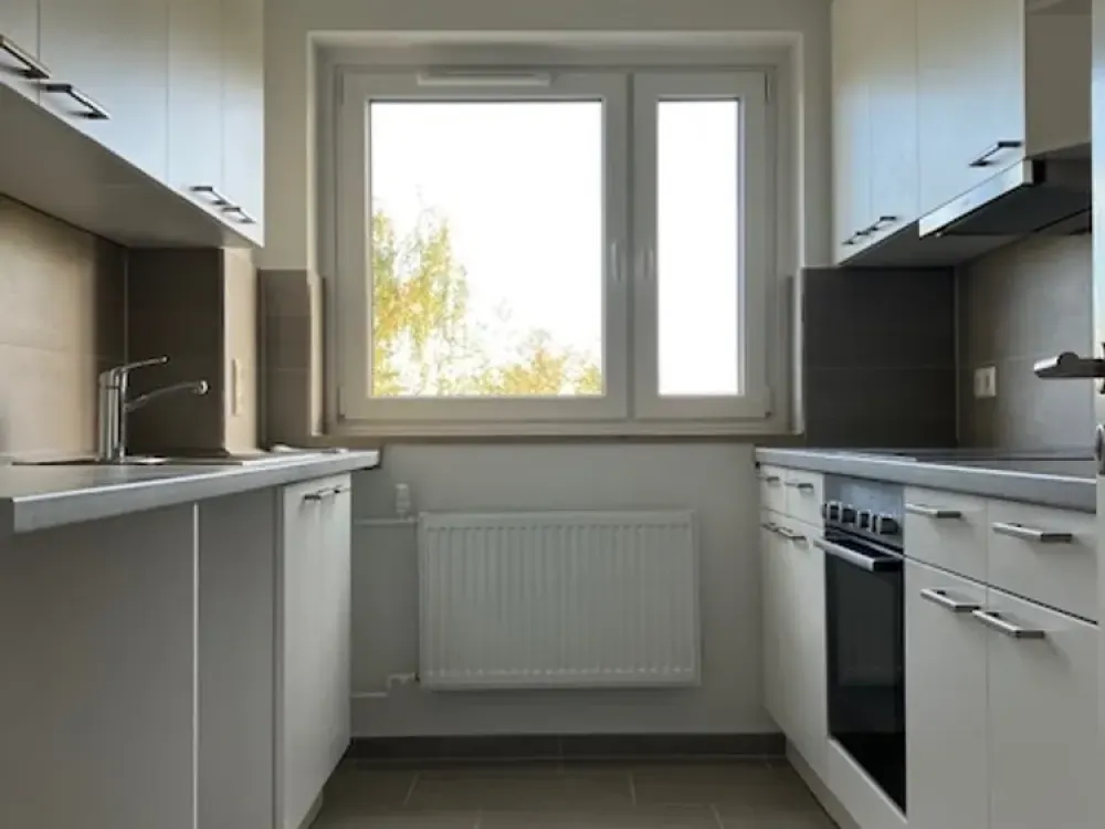 ++ Completely modernized in 2022 + 3 rooms + fitted kitchen + dining area + full bathroom + separate WC + balcony ++