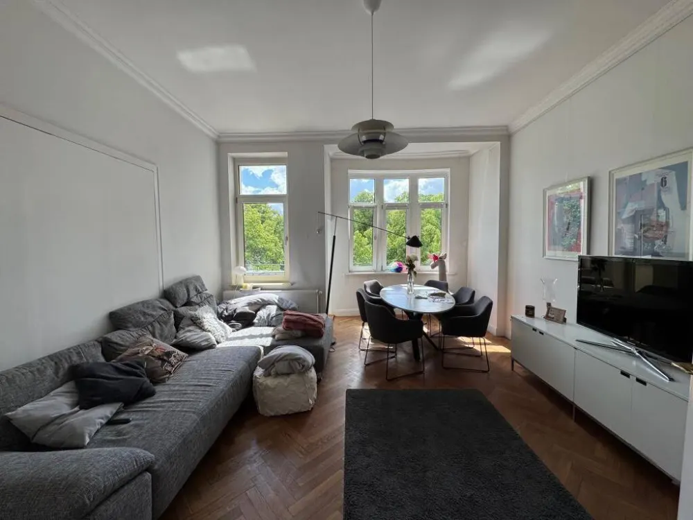 "Altbauklassiker in Bestlage der Südstadt - 105 m², Fischgrätparkett, Terrazzoboden und zwei Balkone mit Grünblick"