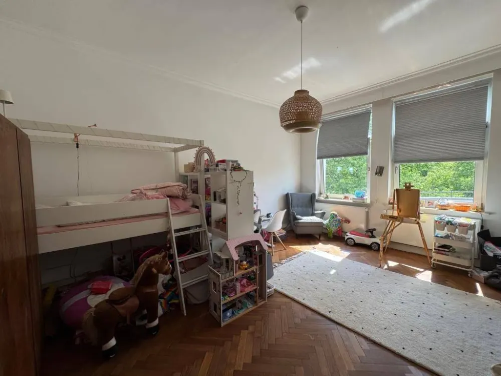 "Altbauklassiker in Bestlage der Südstadt - 105 m², Fischgrätparkett, Terrazzoboden und zwei Balkone mit Grünblick"