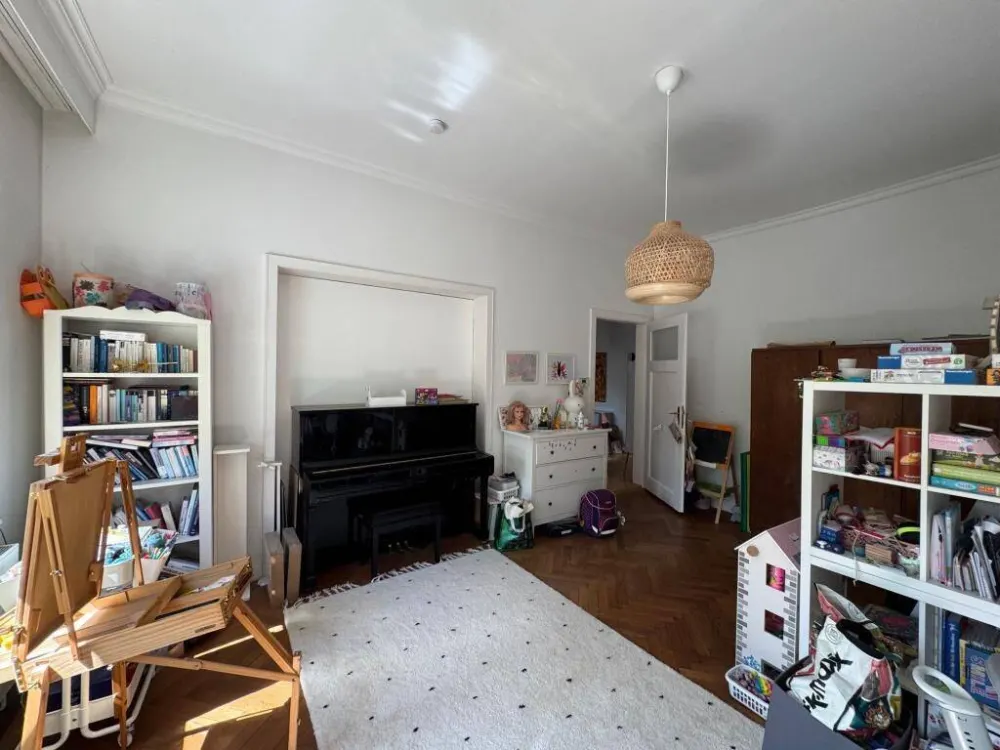 "Altbauklassiker in Bestlage der Südstadt - 105 m², Fischgrätparkett, Terrazzoboden und zwei Balkone mit Grünblick"