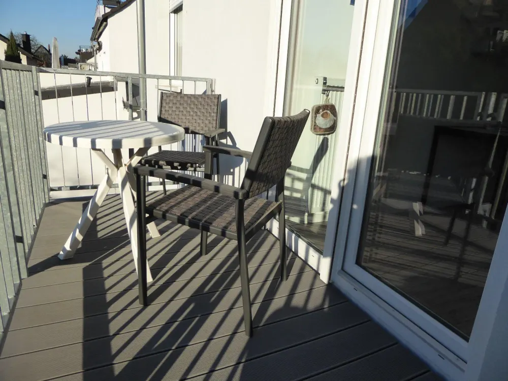 Moderne, voll möblierte 2,5-Zi-Wohnung mit Balkon in ruhiger Lage