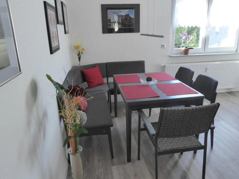 Moderne, voll möblierte 2,5-Zi-Wohnung mit Balkon in ruhiger Lage